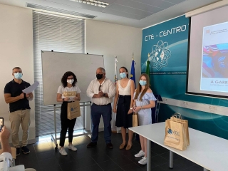 Entrega de garrafas de vidro na Escola Secund�ria Quinta das Palmeiras