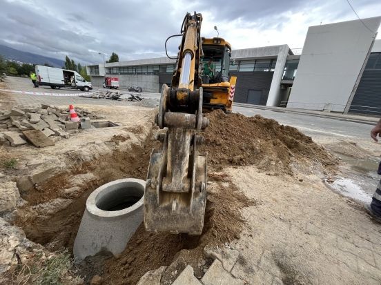 Construção de 3 ramais, 2 de Águas Pluviais e 1 de Esgoto